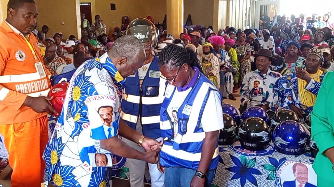 Sud-Cameroun : l’honorable Bindoua Mathurin député de Sangmelima et Meyomessi offre des permis de conduire aux conducteurs de motos-taxis .