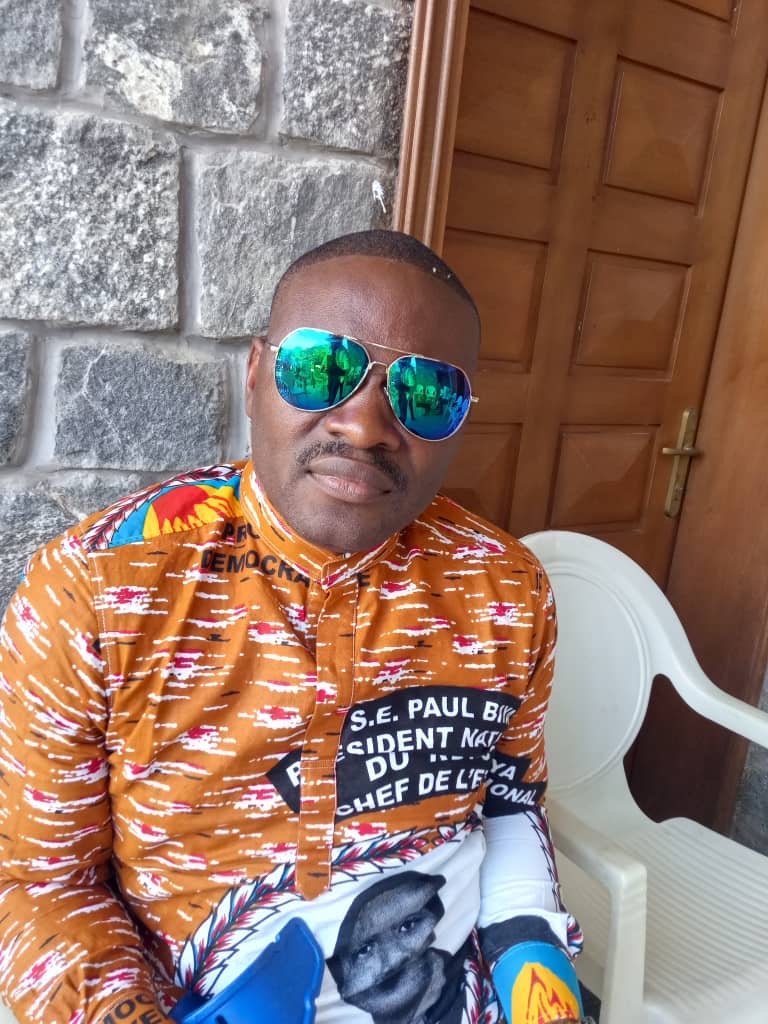 Présidentielle 2025 : Raymond Barre Mekamba, nouveau conseiller régional du Cameroun, offre plus de 300 pagnes et gadgets à ses camarades militants de base