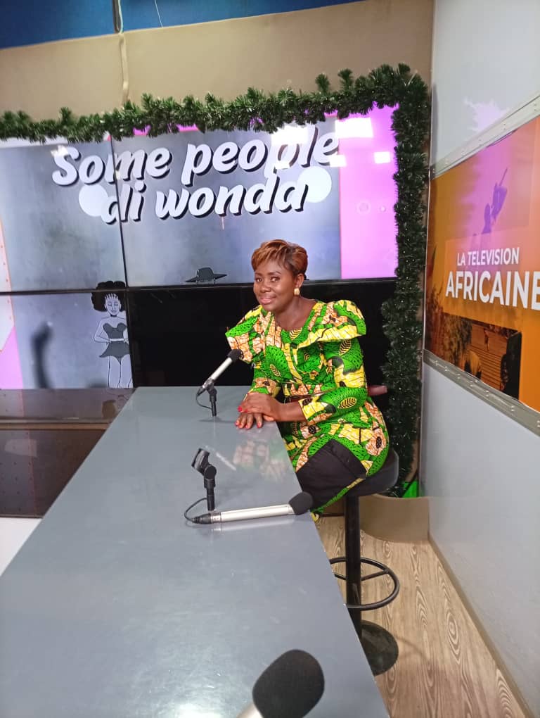 Sud : Germaine Ladouce-s&amp;amp;amp;#039;érige en vedette de campagne électorale pour Paul Biya et fait danser le Premier Ministre à la place des fêtes de la ville dEbolowa.