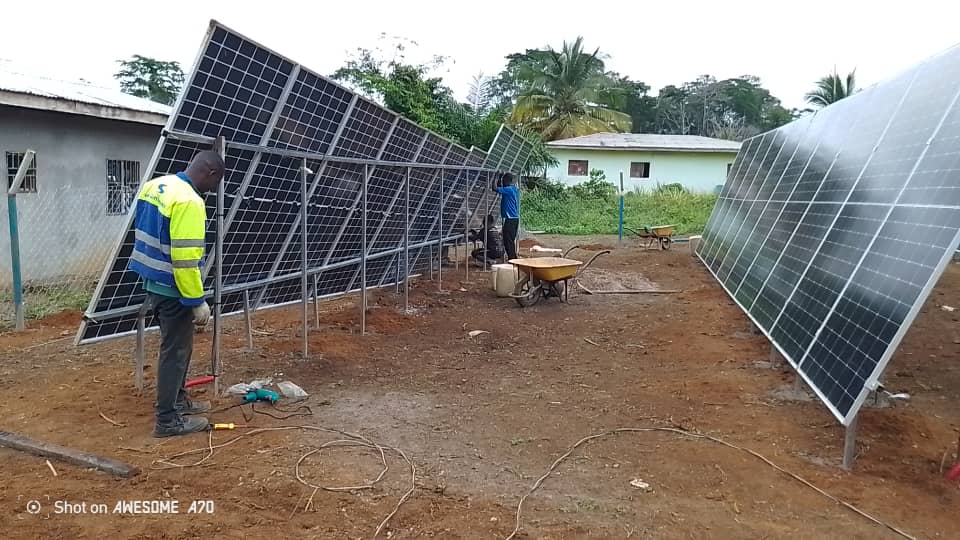 Dja et lobo~Électrification rurale à Oveng~le Maire Alou.ou Ze Joseph réalise son pari.