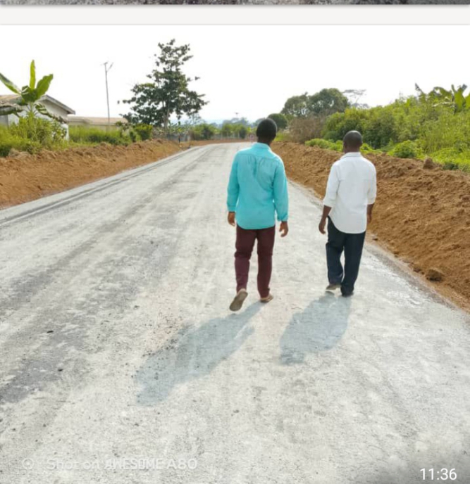Mvangan en fête : Les travaux de bitumage de la route Mvangan-Nkpwaebae 2 avancent à grands pas !