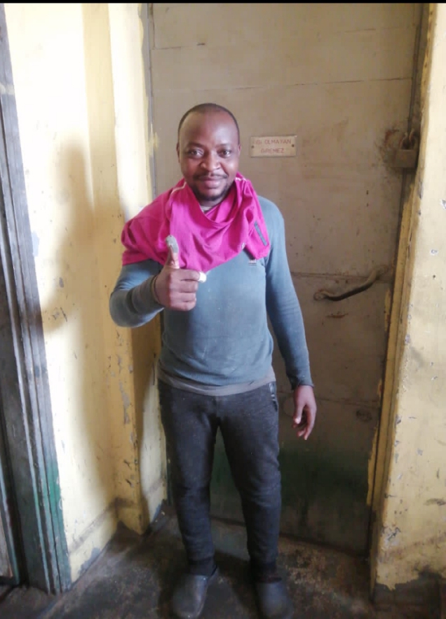 Mise à jour : Une femme dénonce les pratiques dhomosexualité de son voisin et provoque une bagarre générale à Ndopassi 3