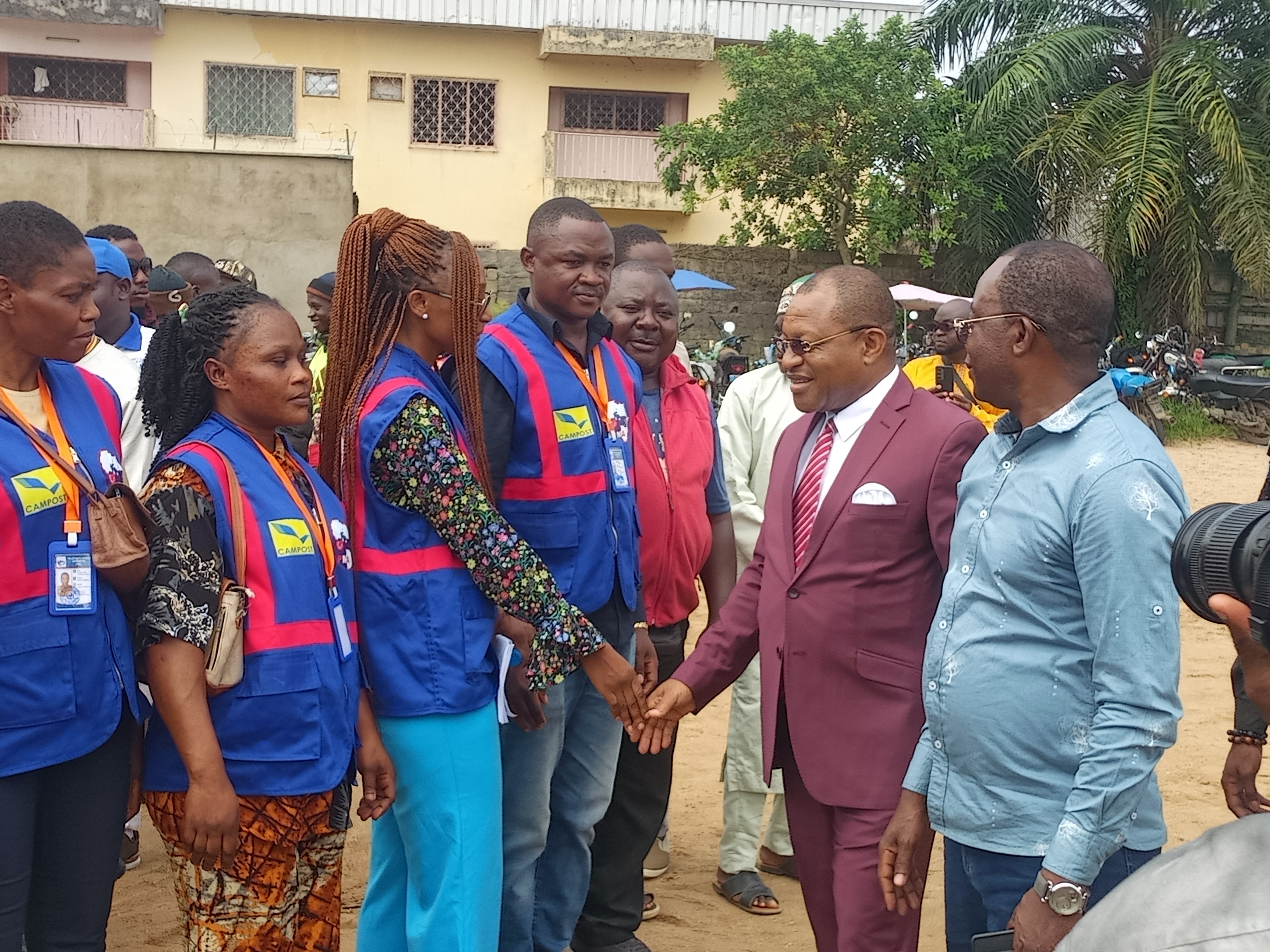 Douala : Le préfet du Wouri prône l’administration de proximité et descend sur le terrain pour encourager l&amp;amp;amp;amp;#039;action du projet Moto Afrique et  les moto-taximen